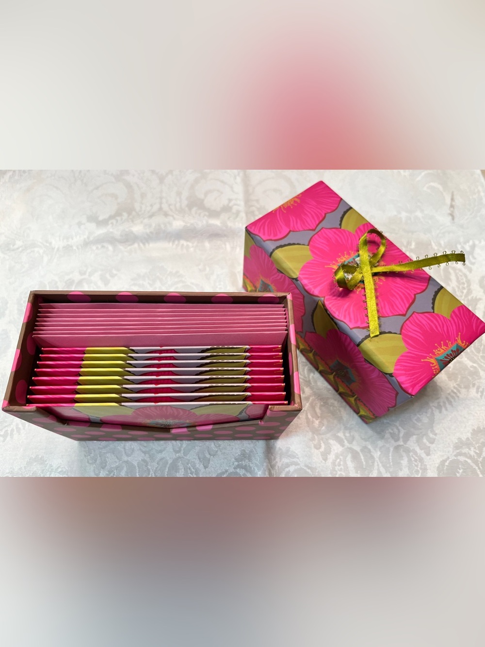 Set of 8 beautiful cards and matching envelopes in decorative box New
